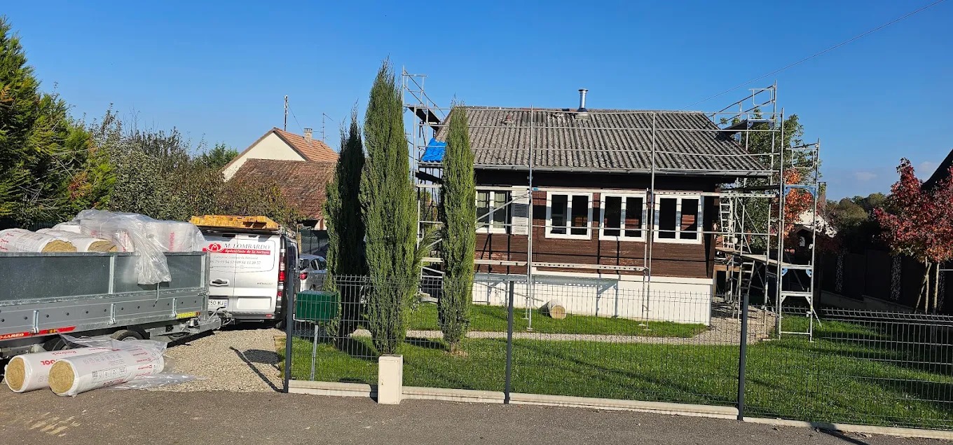 Toiture avant rénovation — tuiles anciennes, Mulhouse, Sundgau (68)